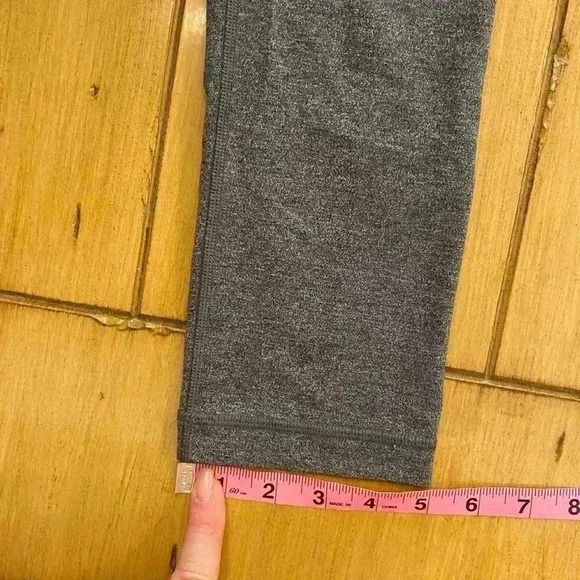 Lululemon Women's gray cropped athletic leggings size 4  excellent condition - Picture 5 of 10